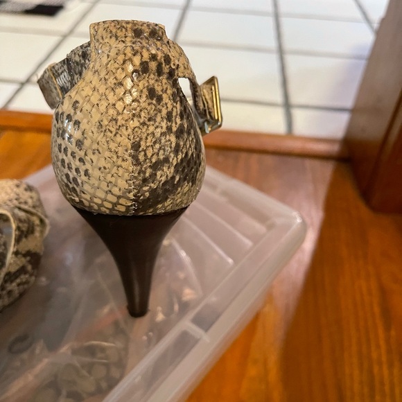 BCBG snake skin size 7B - Picture 5 of 8